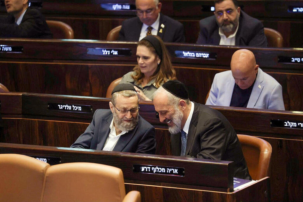 מימין: גפני ודרעי. הקדמת הבחירות תותיר את החרדים ללא תקציב ריאלי (צילום: דני שם טוב, דוברות הכנסת) מימין יו"ר ש"ס אריה דרעי וח"כ משה גפני