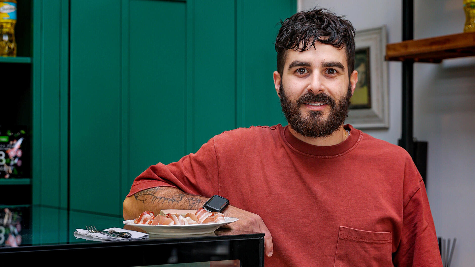 חגי לביא במעדניית בבוליה פנאי