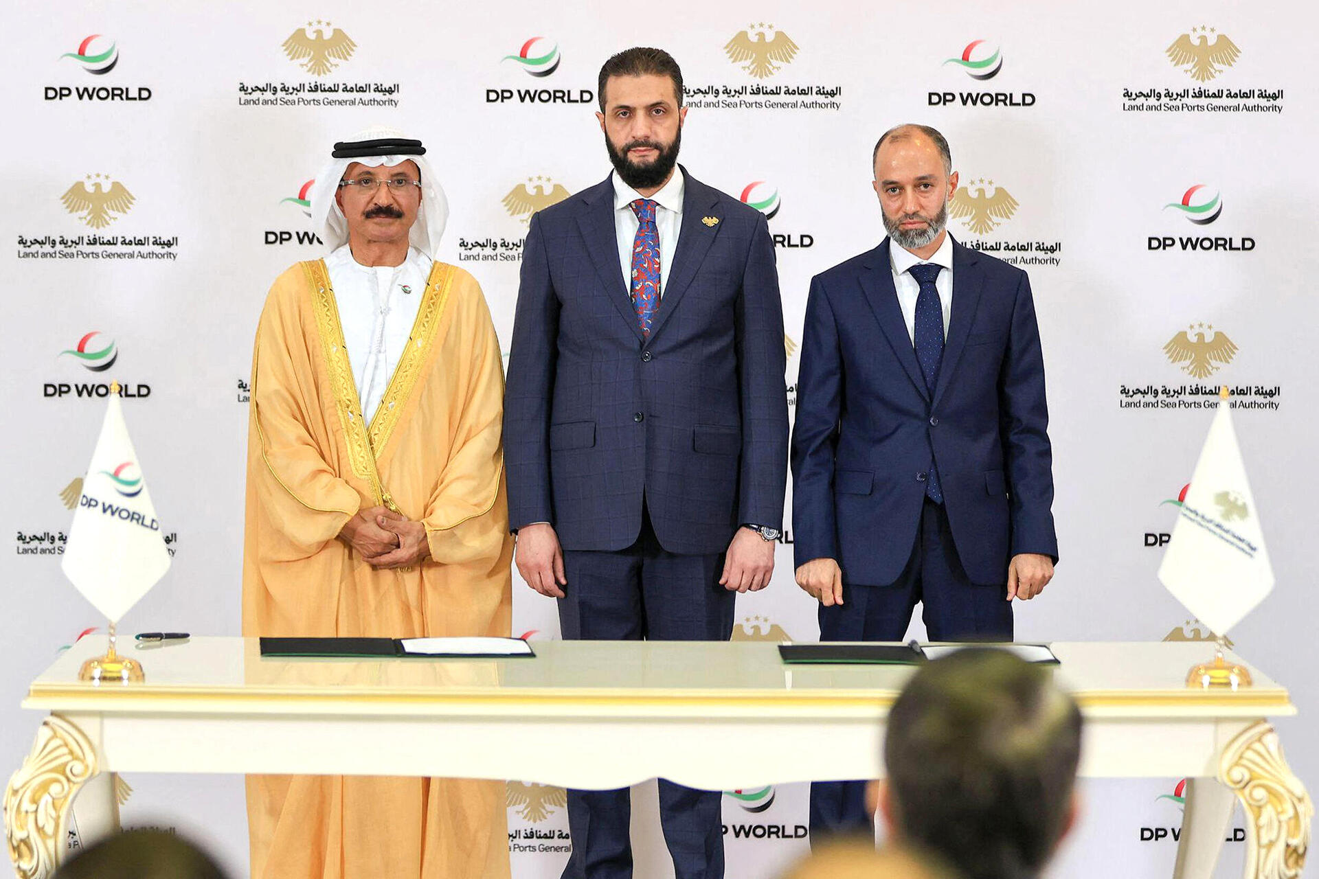 נשיא סוריה אחמד א־שרע במרכז ובכירי חברת נמלי הים מדובאי