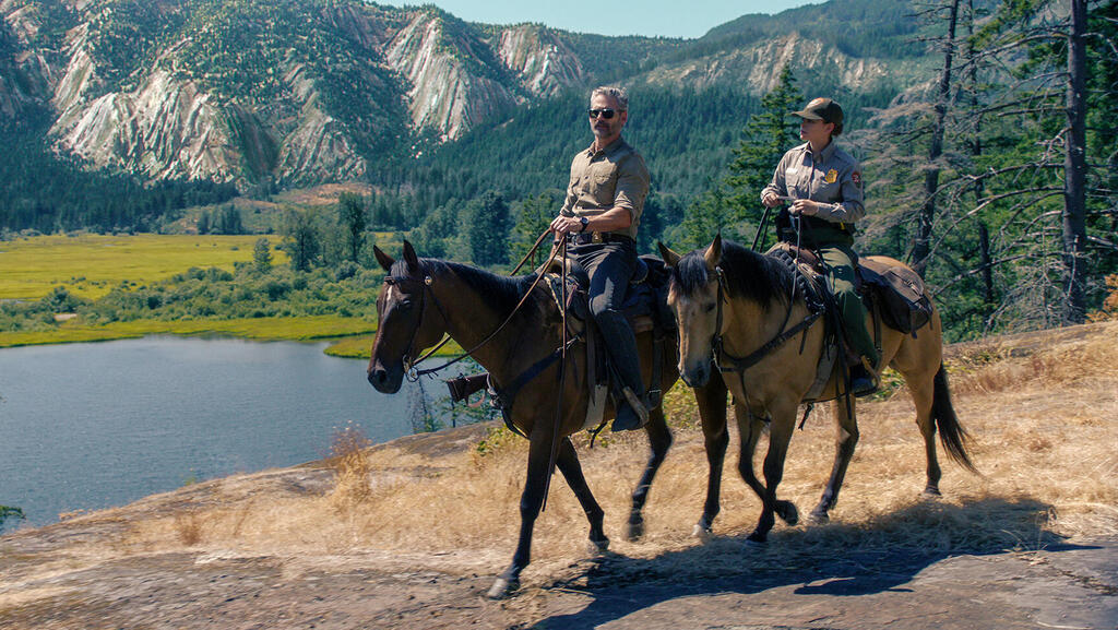 אריק באנה ולילי סנטיאגו ב"יוסמיטי". המאצ'ו המבוגר והצעירה עם החושים הטובים (צילום: Netflix) השחקנים אריק באנה ו לילי סנטיאגו בסדרה יוסמיטי של נטפליקס פנאי