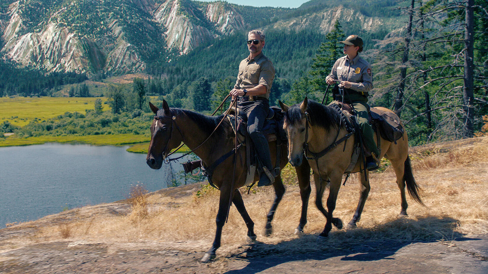 השחקנים אריק באנה ו לילי סנטיאגו בסדרה יוסמיטי של נטפליקס פנאי
