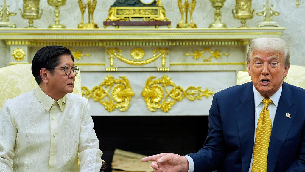 ארה"ב דונלד טראמפ ונשיא הפיליפינים פרדיננד מרקוס בחדר הסגלגל