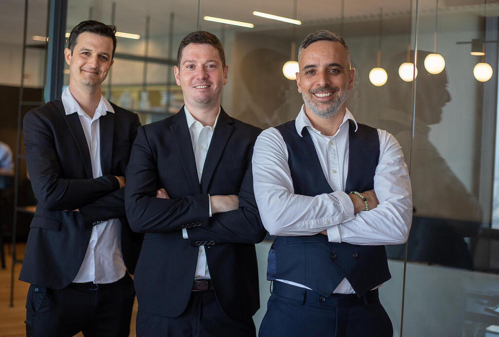 מימין עוה"ד רועי ביטון אדם לוין ו יונתן רפפורט 