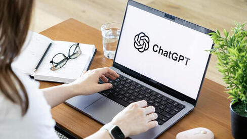 צ'ט גיפיטי (Photo:aileenchik/Shutterstock) צ'ט גיפיטי ChatGPT from OpenAI