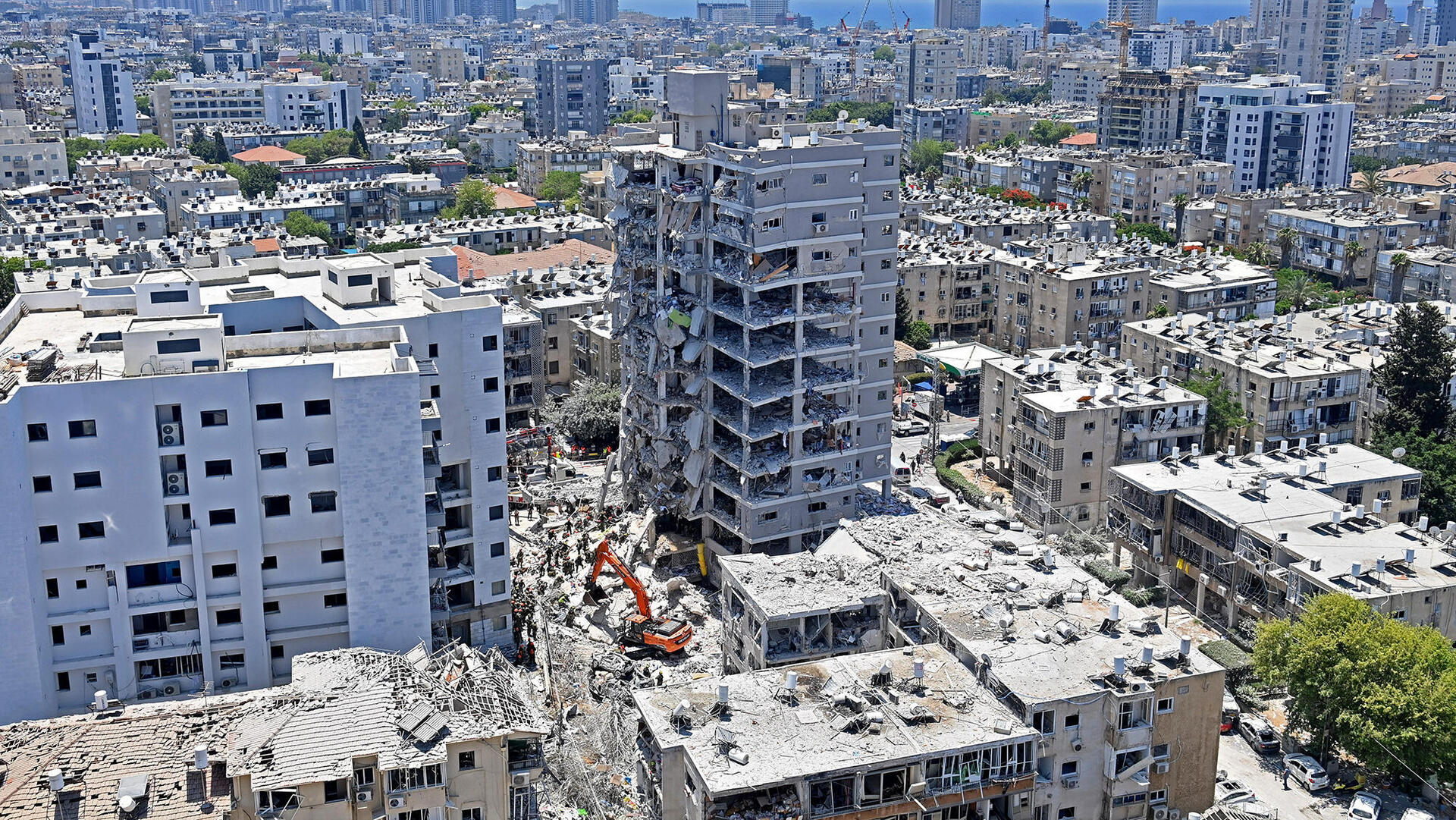 בניין ב בת ים שנפגע מ טיל איראני