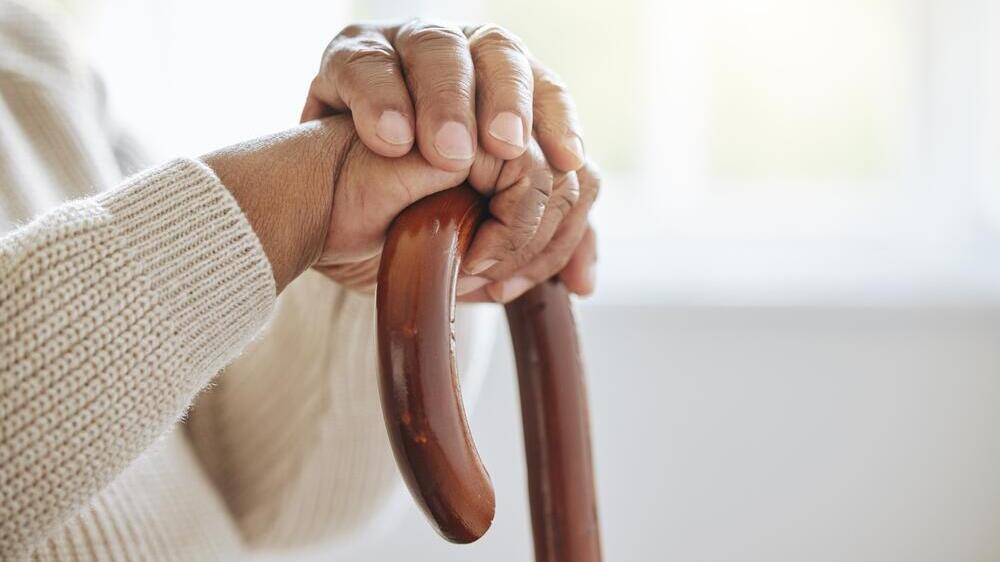 קשיש קשישים זקן זקנים מקל הליכה בית אבות דיור מוגן