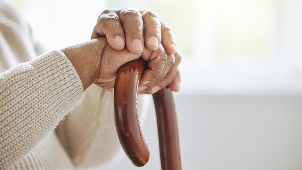 קשיש קשישים זקן זקנים מקל הליכה בית אבות דיור מוגן