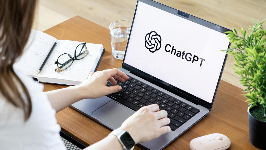 צילום: aileenchik/Shutterstock צ'ט גיפיטי ChatGPT from OpenAI