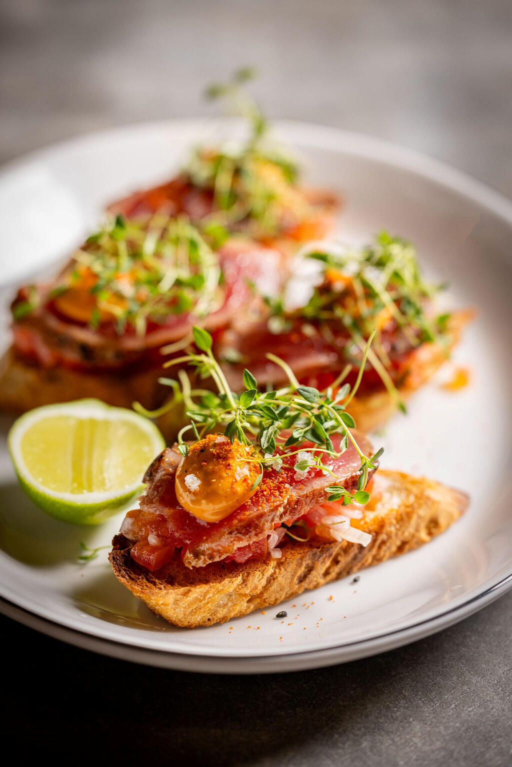 מנת ברוסקטה עם טונה צרובה ועגבניות של השף הלל תווקולי במסעדת נונו מימי פנאי