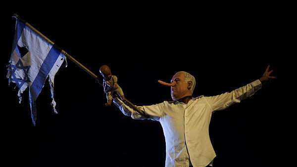 מפגין בדמות בנימין נתניהו (צילום: רויטרס) מפגין בדמות בנימין נתניהו ב תל אביב