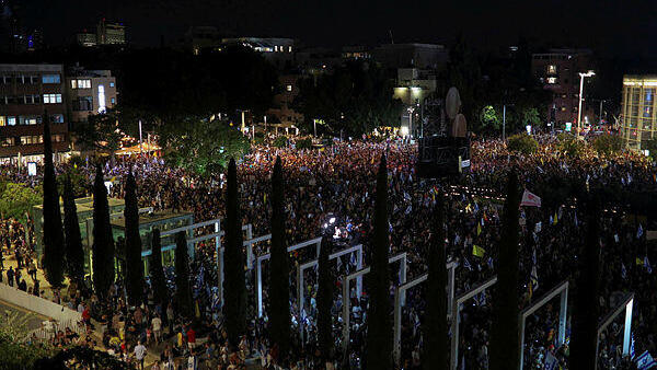 הפגנה בתל אביב (צילום: רויטרס) הפגנה ב תל אביב למען החטופים