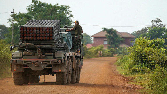 משגר רקטות של צבא קמבודיה (צילום: רויטרס) משגר רקטות של צבא קמבודיה ב סכסוך עם תאילנד