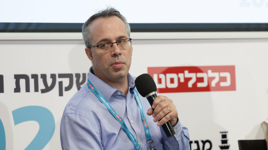 ארז מגדלי, מנהל חטיבת ההשקעות במגדל. תיק הנדל"ן הגדול בארץ מבין המוסדיים (צילום: אוראל כהן) כנס השקעות ופיננסים - ארז מגדלי מנהל ההשקעות הראשי מגדל