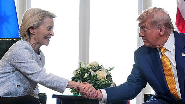 הנשיא טראמפ ואורסולה פון דר ליין (צילום: AP) הנשיא טראמפ ו אורסולה פון דר ליין נשיאת הנציבות האירופית