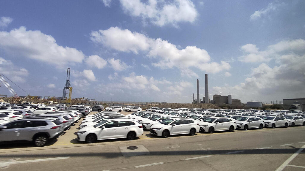 מכוניות חדשות. לא לסמוך רק על אנשי המכירות כמקור מידע, האינטרנט פתוח לכולם (צילום: נועם ריין) מכוניות חדשות רכבים חדשים ב נמל אשדוד