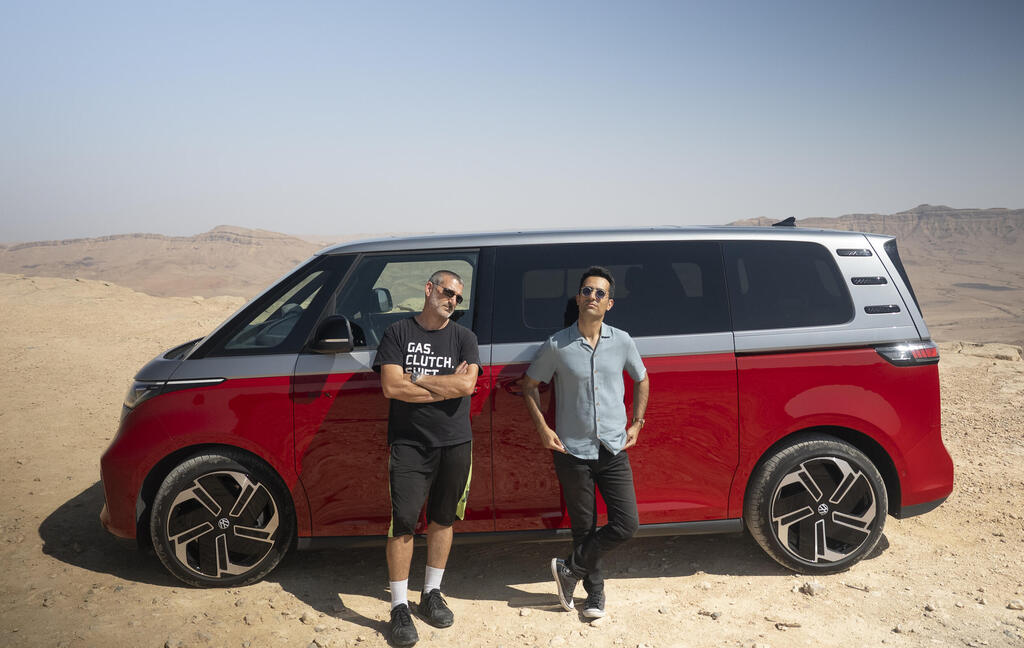 מאור סויסה ותומר הדר פולקסווגן ID Buzz במצפה רמון