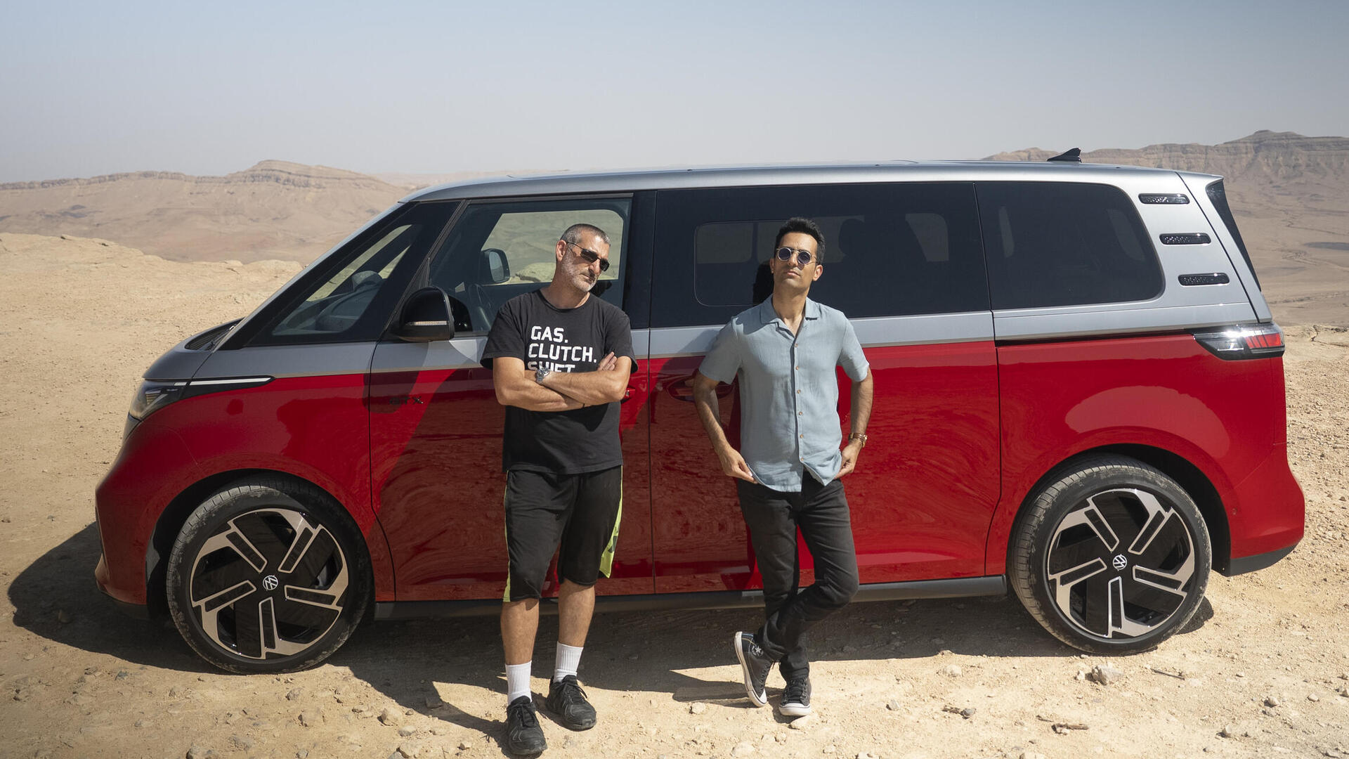 מאור סויסה ותומר הדר פולקסווגן ID Buzz במצפה רמון