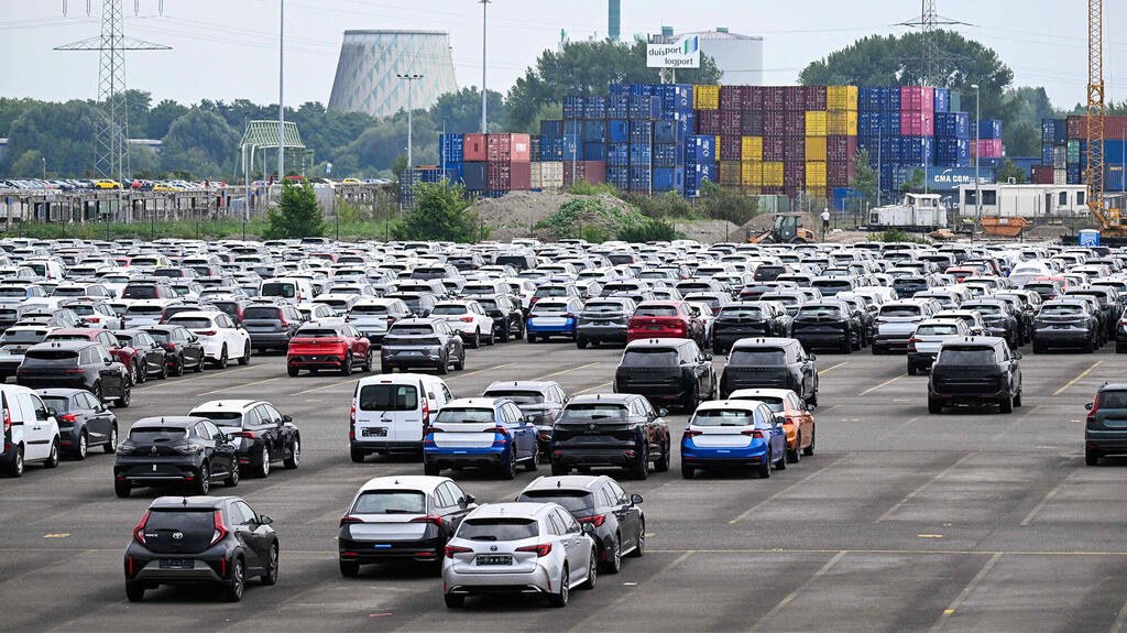 מכוניות המיועדות ליצוא ב נמל דיסבורג גרמניה