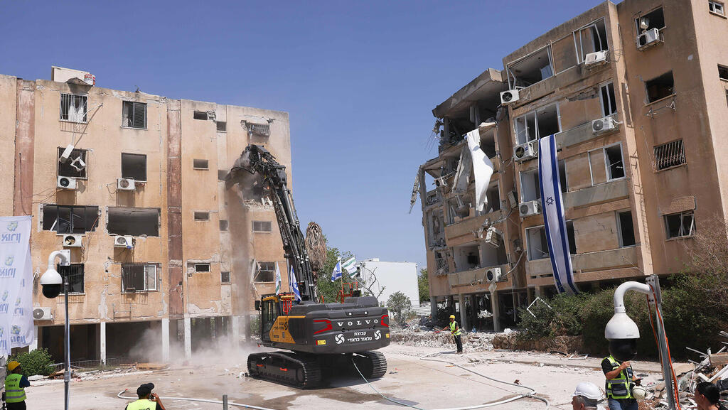 מבנים בחולון שנפגעו מטיל איראני. "שלילת זכות ההתנגדות של דייר היא שלילת זכות יסוד" (צילום: טל שחר) טקס ה הריסה של ה מבנים ב חולון ש נפגעו מה טיל ה איראני