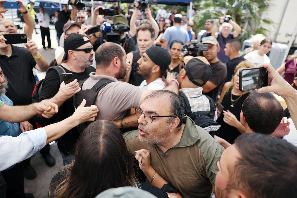 מהומה בזמן חגיגות ההריסה בחולון טקס ה הריסה של ה מבנים ב חולון ש נפגעו מה טיל ה איראני