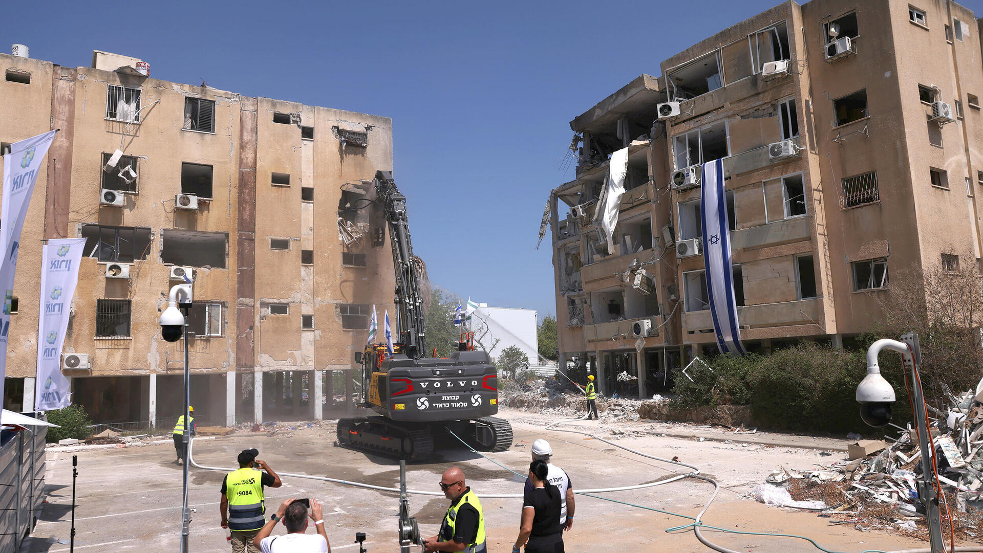 אירוע הריסת הבניינים שנפגעו בעיר חולון במהלך מבצע עם כלביא 2