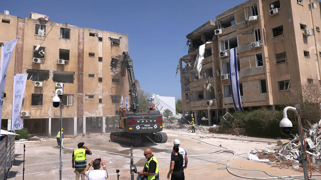 מבנים שנפגעו במבצע "עם כלביא" ביוני (צילום: טל שחר) אירוע הריסת הבניינים שנפגעו בעיר חולון במהלך מבצע עם כלביא 2