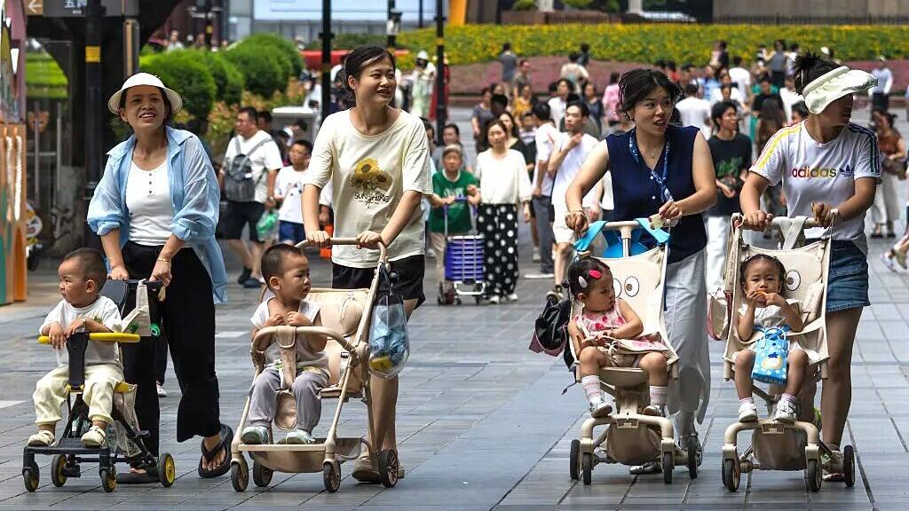 אמהות לתינוקות בעיר צו'נקינג סין ילודה ילדים