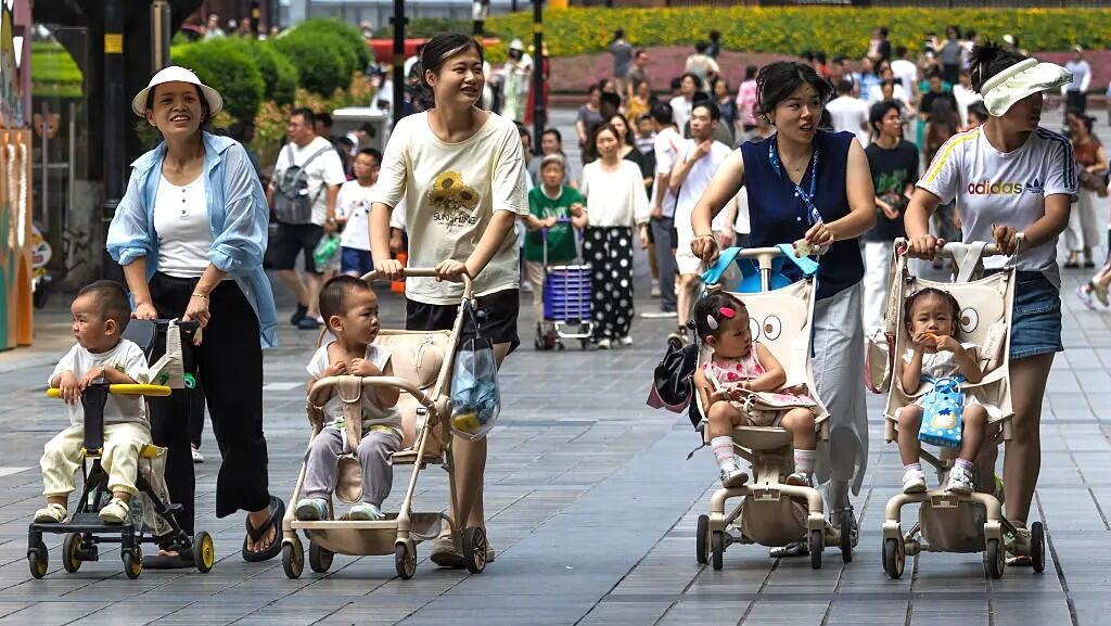 אמהות לתינוקות בעיר צו'נקינג סין ילודה ילדים