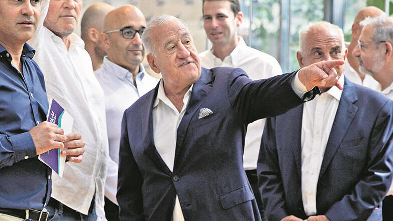 ג'ו נקש במרכז בטקס הפתיחה במניית אמפא בבורסת תל אביב
