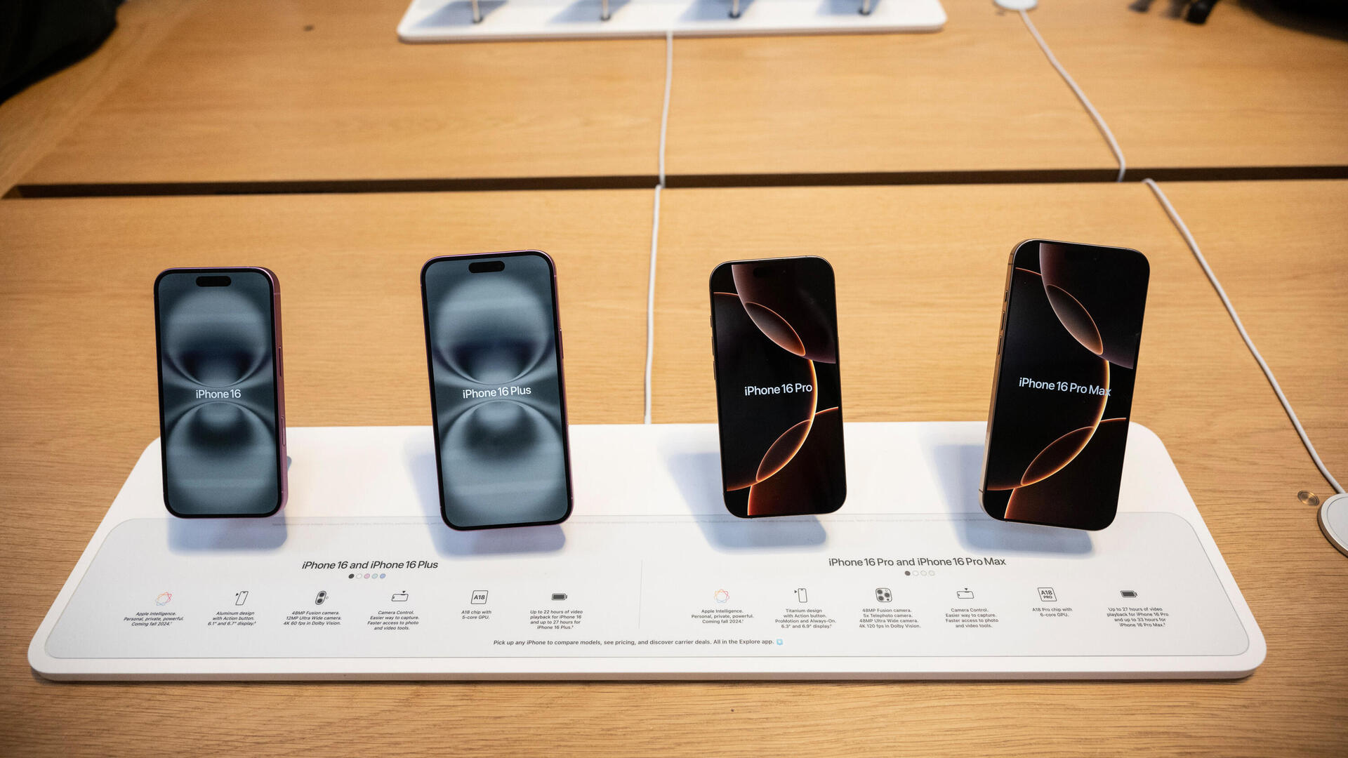 דגמי אייפון 16 ב חנות של אפל ב ניו יורק 20.9.24