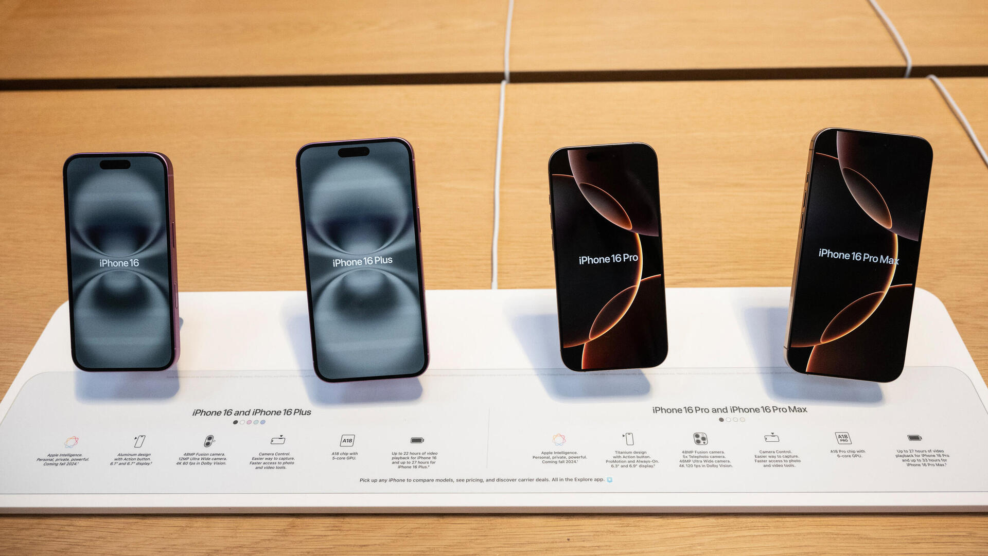 דגמי אייפון 16 ב חנות של אפל ב ניו יורק 20.9.24