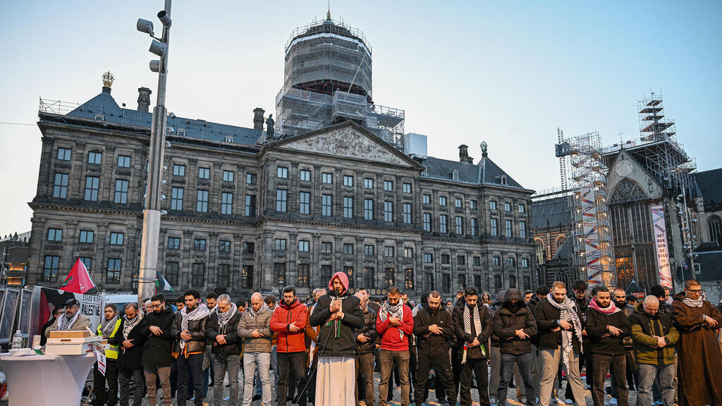 מוסלמים תפילה ב כיכר דאם בעיר אמסטרדם