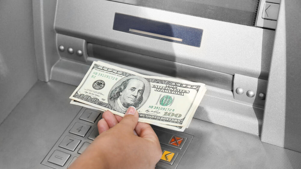 דולרים (צילום: Shutterstock) כספומט דולרים כסף ATM