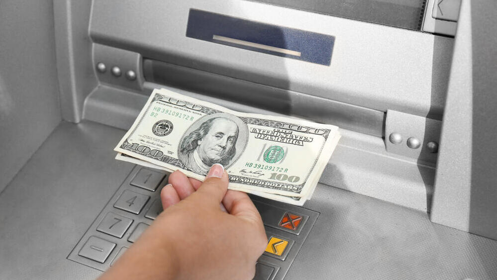 צילום: Shutterstock כספומט דולרים כסף ATM