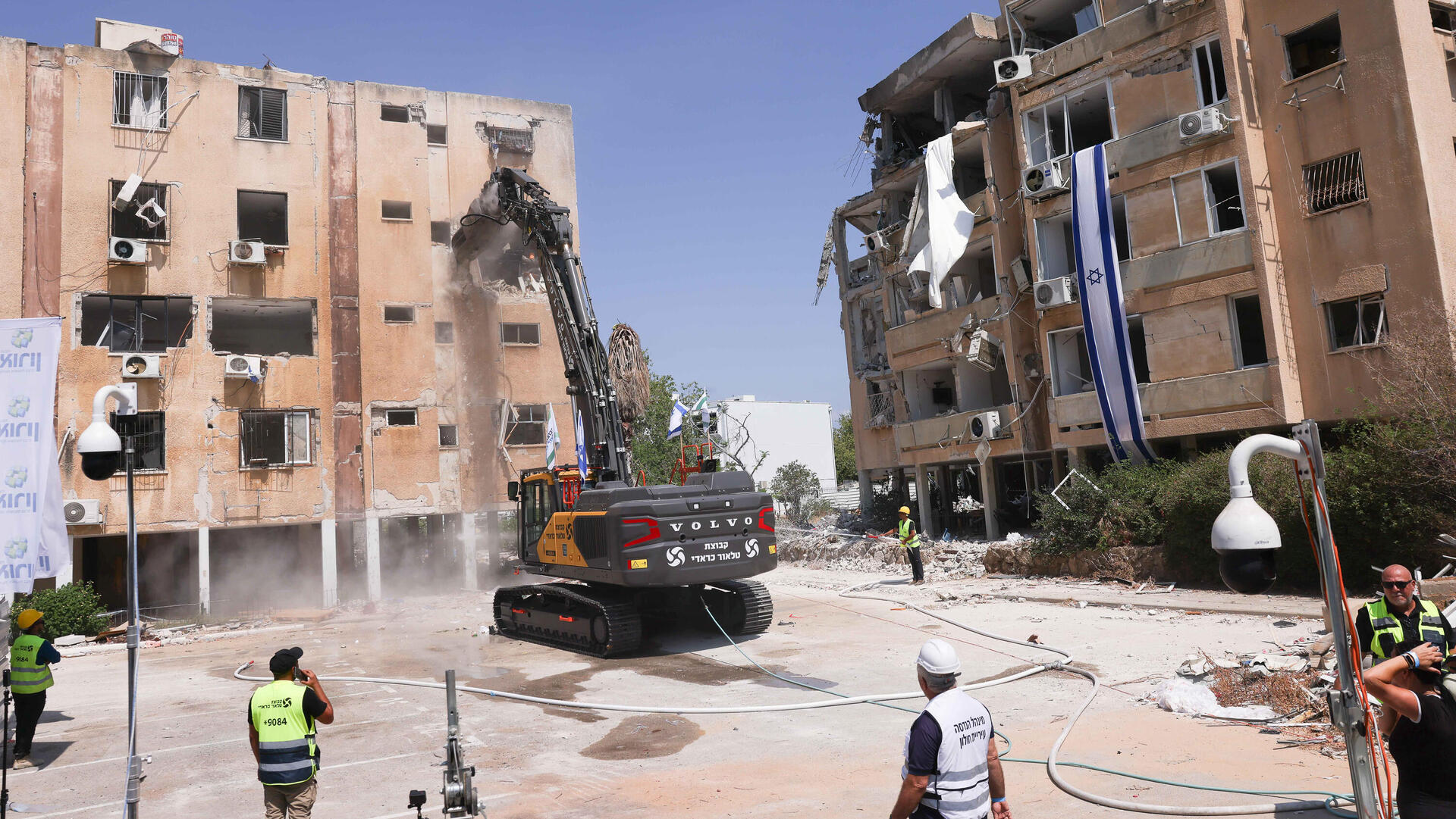  הרס הבתים שנפגעו בחולון. מלתעות הדינוזאור כרסמו בבניין וחשפו חדרים מלאים ברהיטים וחפצים אישיים שנפלו למטה 