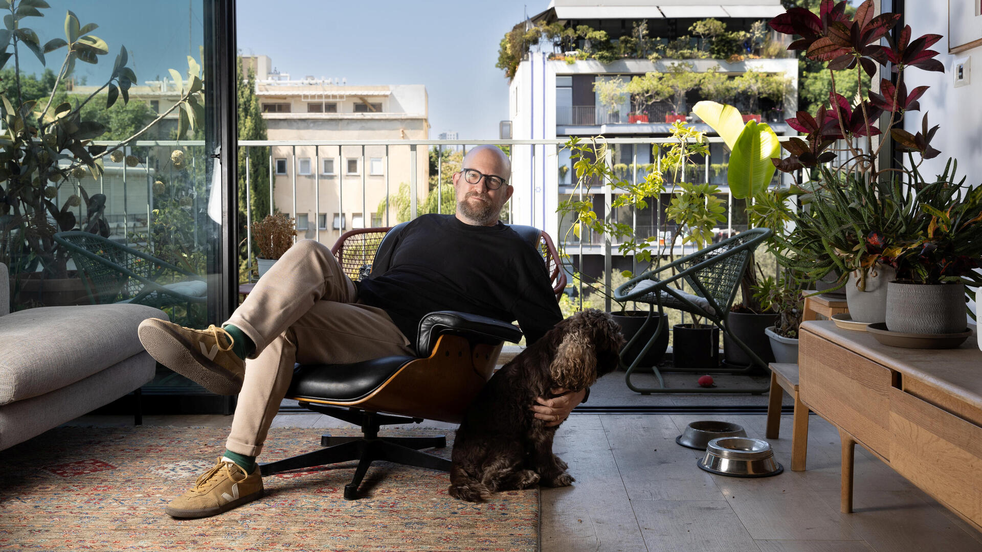 יסקי בביתו בתל אביב, השבוע. "הקיבוץ הוא אחת הדוגמאות המופלאות באדריכלות לקשר שבין מרחב לחברה שחיה בתוכו ומעצבת אותו"