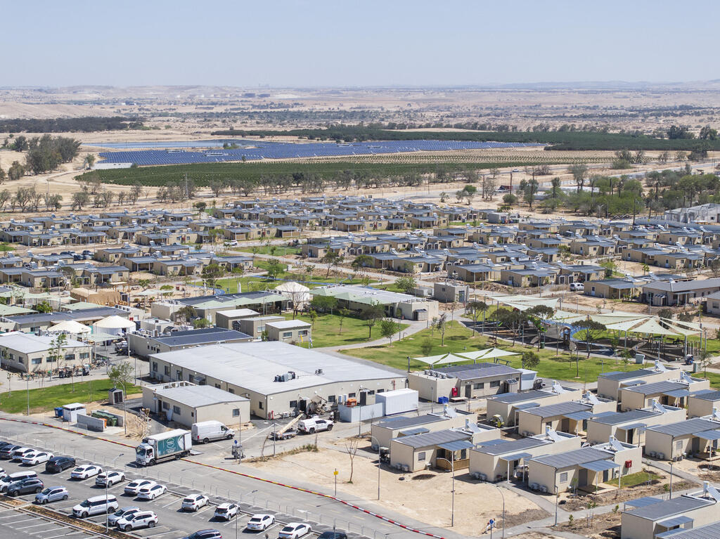 התוכנית של יסקי להקמת בארי בחצרים, והתוצאה בשטח. "זה היה מרוץ נגד הזמן, אבל פחות משלושה חודשים אחרי הטבח הכלים ההנדסיים עלו על הקרקע"