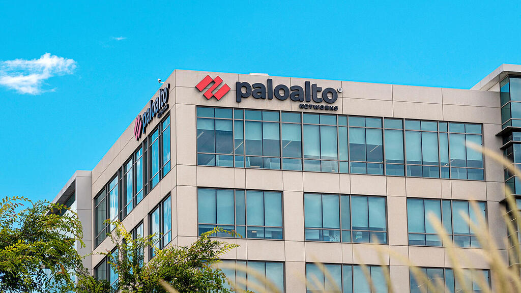 משמאל בניין פאלו אלטו בסנטה קלרה קליפורניה