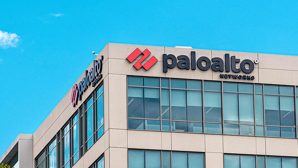 משמאל בניין פאלו אלטו בסנטה קלרה קליפורניה