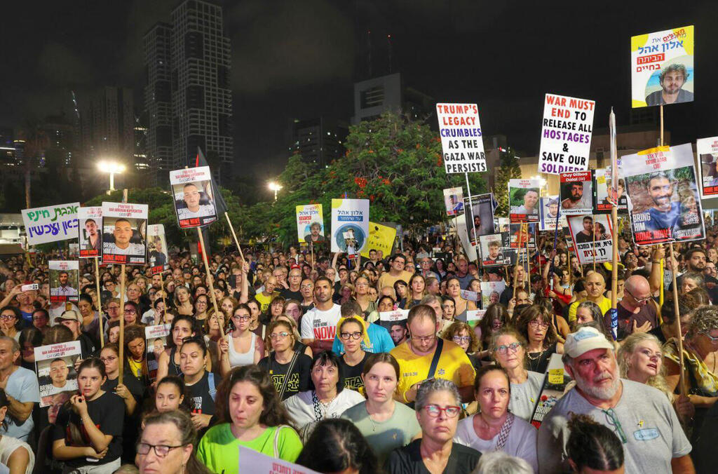 כיכר החטופים (צילום: דנה קופל) עצרת כיכר החטופים תל אביב מטה משפחות החטופים