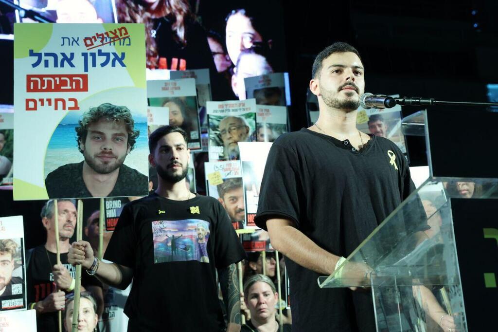 עומר ונקרט על הבמה בכיכר החטופים. "הוא נטוש, פשוט נטוש" (צילום: דנה קופל) עומר ונקרט שורד שבי חטוף עצרת כיכר החטופים תל אביב