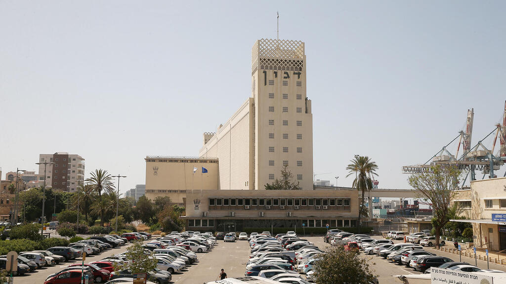 ממגורות חיפה. יותר מ־50% מהתבואה שמיובאת לישראל עוברת כאן (צילום: אלעד גרשגורן) ממגורות דגון ב חיפה