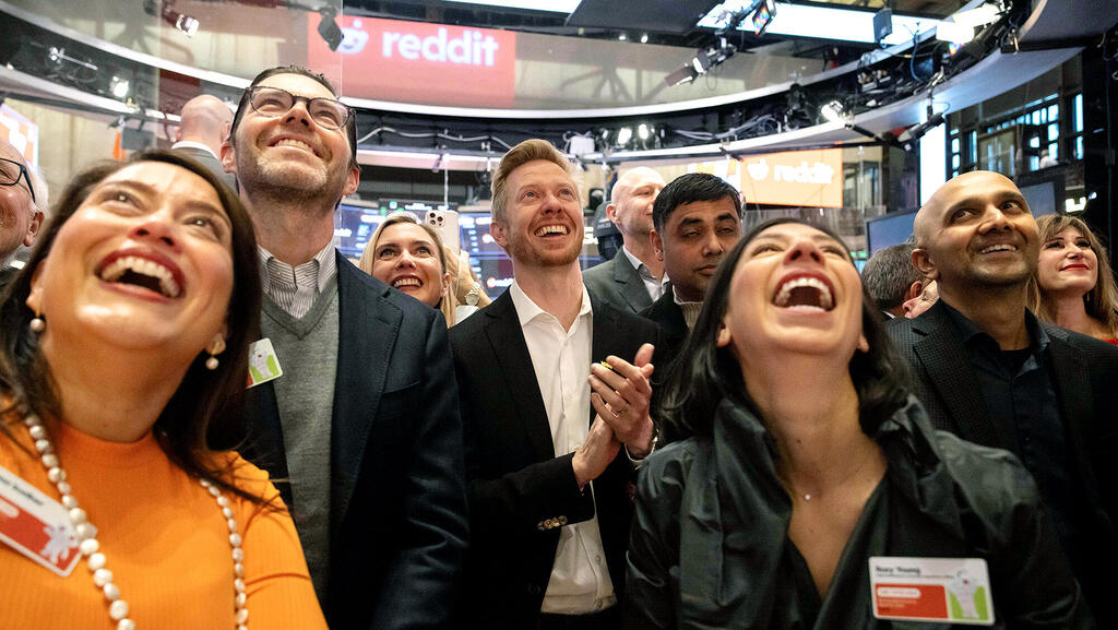 מייסד ומנכ"ל רדיט סטיב הופמן במרכז, מוקף בעובדי החברה, בהנפקה ב־2024. התוכן מקבל עדיפות (צילום: uki Iwamura/AP) במרכז סטיב הופמן מייסד ומנכ"ל רדיט מוקף בעובדי החברה בהנפקה ב 2024