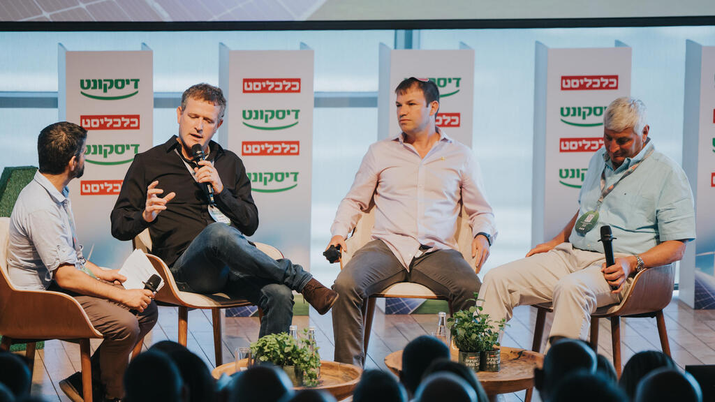 כנס האנרגיה - פאנל - מימין יגאל לנדאו מנכ"ל רציו איציק מרמלשטיין מנכ"ל אשטרום אנרגיה אודי אדירי מנכ"ל קבוצת בליליוס והמנחה אלמוג עזר 1