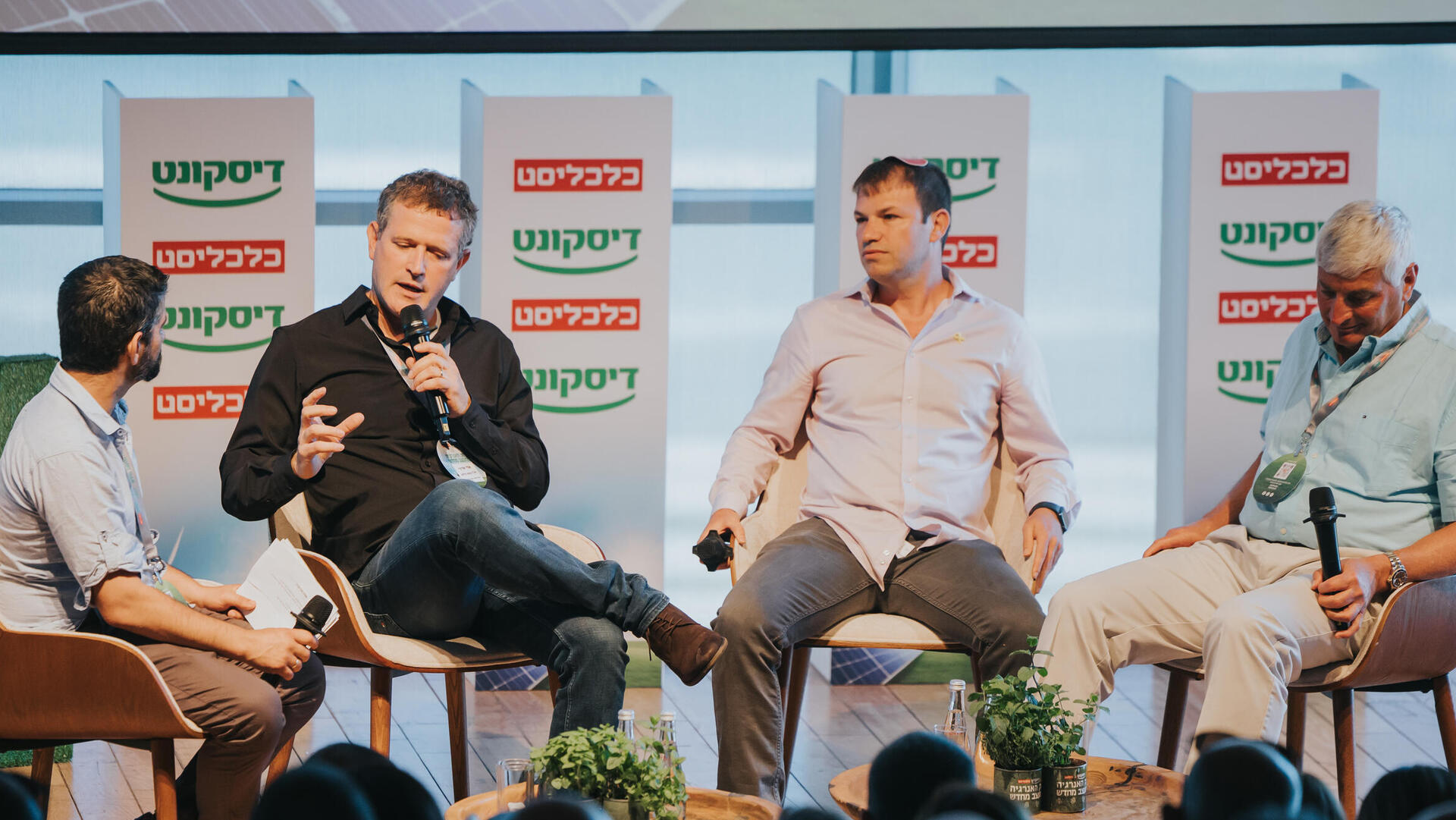 כנס האנרגיה - פאנל - מימין יגאל לנדאו מנכ"ל רציו איציק מרמלשטיין מנכ"ל אשטרום אנרגיה אודי אדירי מנכ"ל קבוצת בליליוס והמנחה אלמוג עזר 1