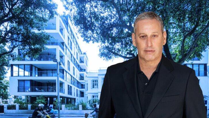 שי-פולונסקי, מבעלי בולווארד ג'נסיס, על רקע הבניין ברוטשילד