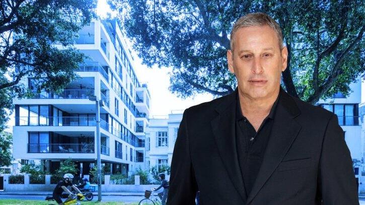 שי-פולונסקי, מבעלי בולווארד ג'נסיס, על רקע הבניין ברוטשילד