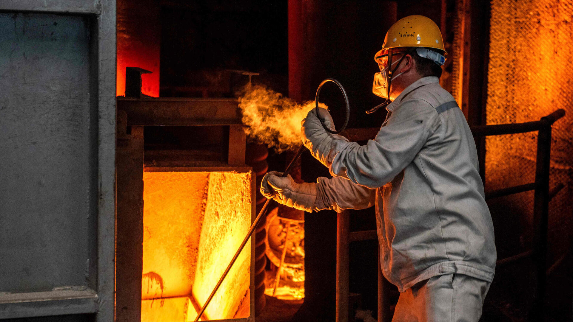 עובד ב מפעל ל ייצור פלדה ב סין 22.7.25