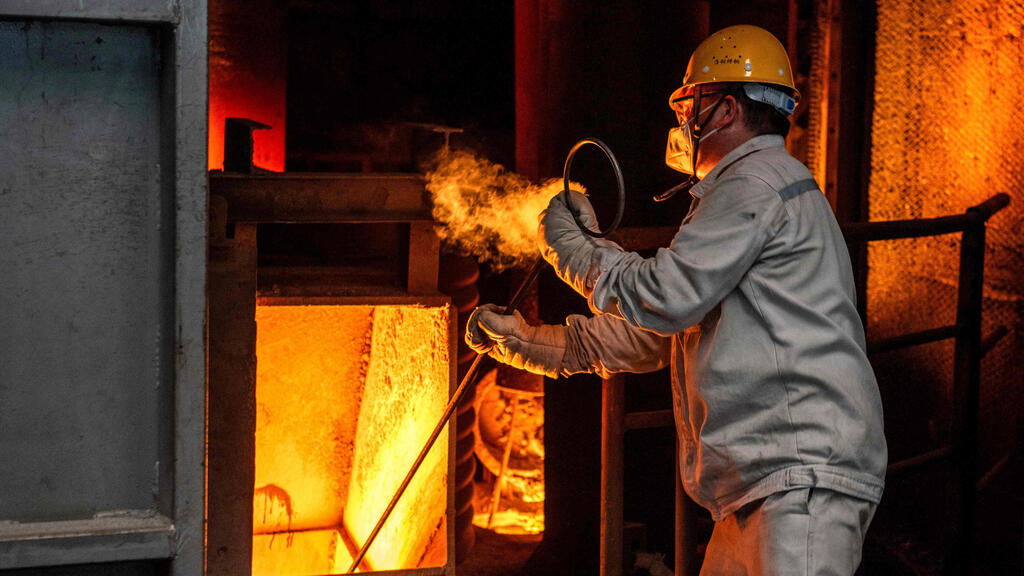 עובד ב מפעל ל ייצור פלדה ב סין 22.7.25