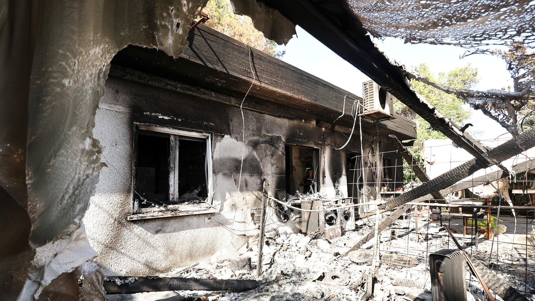 מראות הרס בית בתים ש נשרפו ב קיבוץ נחל עוז